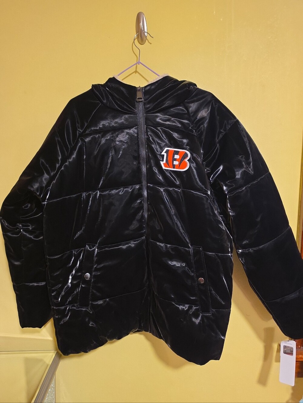 NWT Cincinnati Bengals Women's Medium Glossy Puffer Winter Coat NFL Team Apparel